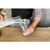 Messbecher 750 ml. aus Edelstahl matt, mit Fuß